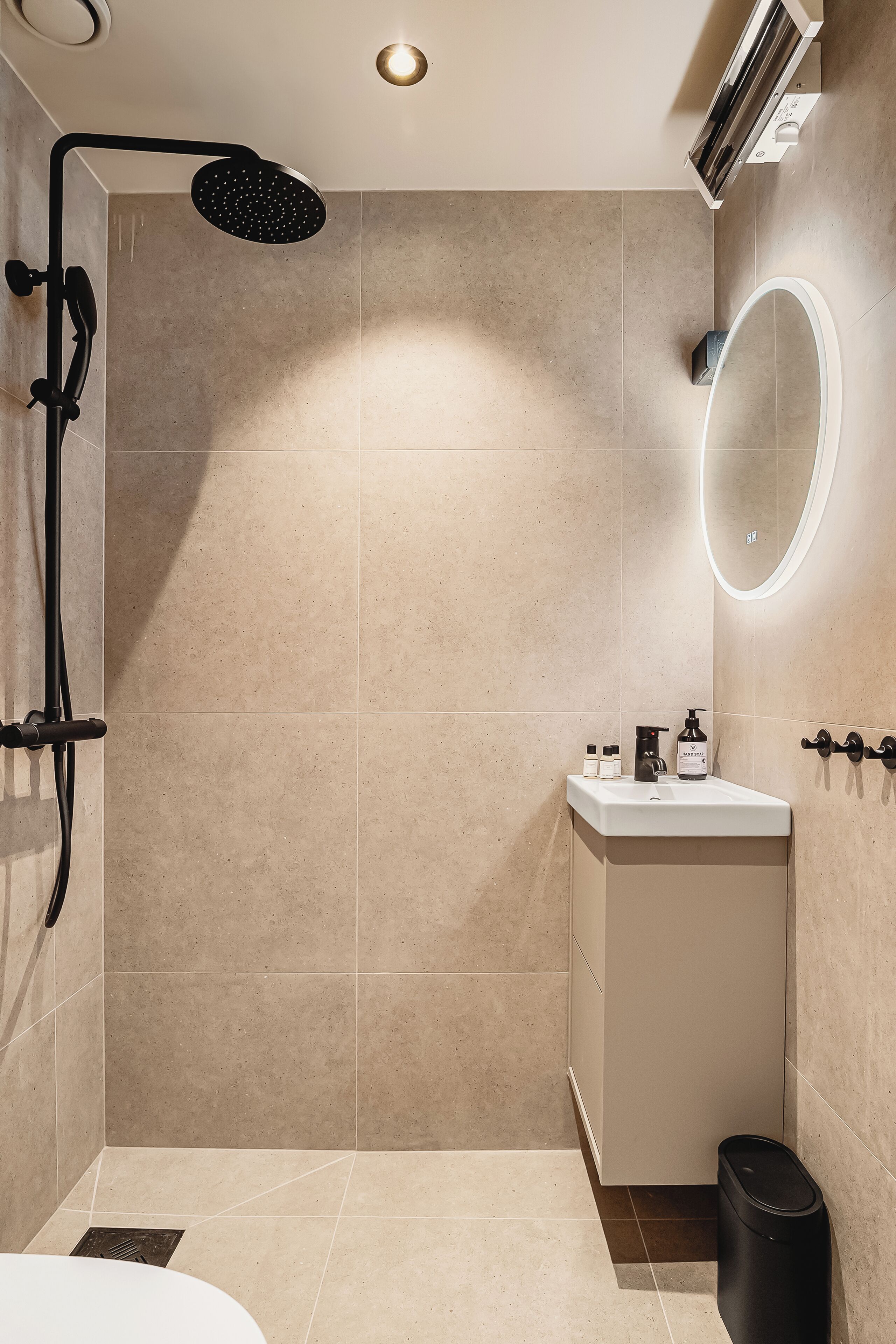 Comfort Apartment, 1 Double Bed, Non Smoking, Private Bathroom | Bathroom | Shower, free toiletries, hair dryer, towels