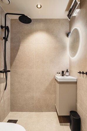 Comfort Apartment, 1 Double Bed, Non Smoking, Private Bathroom | Bathroom | Shower, free toiletries, hair dryer, towels - Sigurds gate 8 (Bergen)