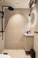 Comfort Apartment, 1 Double Bed, Non Smoking, Private Bathroom | Bathroom | Shower, free toiletries, hair dryer, towels