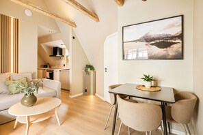 Leilighet – comfort, 2 dobbeltsenger, ikke-røyk, privat bad | Oppholdsområde | TV