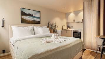 Appartamento Comfort, 1 letto matrimoniale, non fumatori, bagno privato | Una scrivania, postazione laptop, tende oscuranti, ferro/asse da stiro