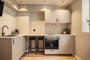 Apartamento conforto, 1 cama de casal, para não fumantes, banheiro privativo | Cozinha privada | Micro-ondas, fogão, cooktop, talheres/pratos/utensílios de cozinha