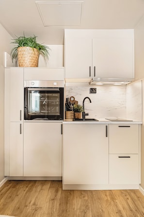 Comfort Apartment, 1 Double Bed, Non Smoking, Private Bathroom | Private kitchen | Microwave, oven, stovetop, electric kettle - Sigurds gate 8 (Bergen)