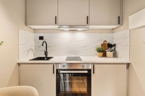 Leilighet – comfort, 1 dobbeltseng, ikke-røyk, privat bad | Eget kjøkken | Mikrobølgeovn, ovn, kokeplater og vannkoker