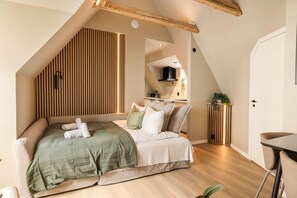 Leilighet – comfort, 2 dobbeltsenger, ikke-røyk, privat bad | Oppholdsområde | TV