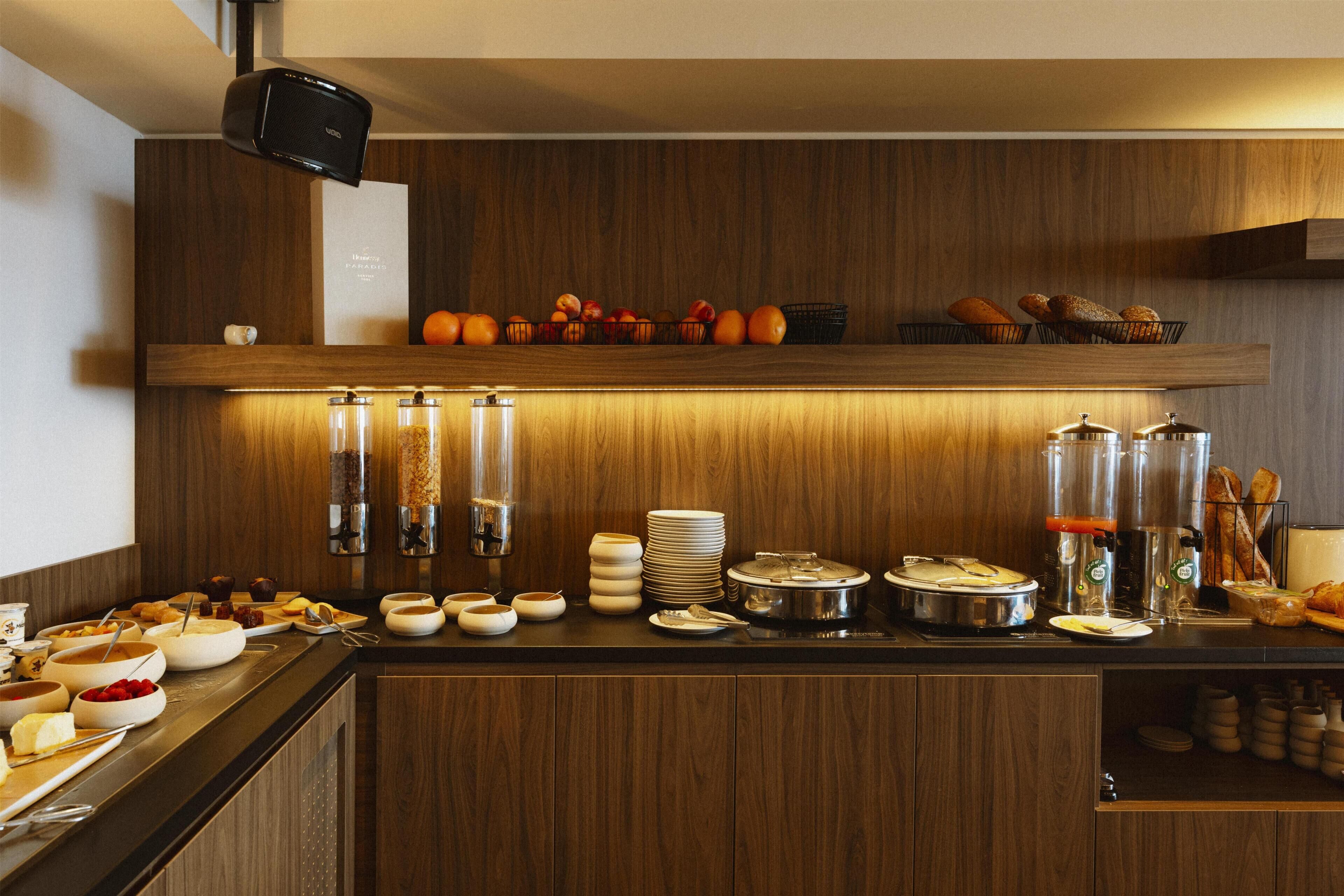 Ein reichhaltiges Frühstücksbuffet mit verschiedenen Speisen und Geschirr.