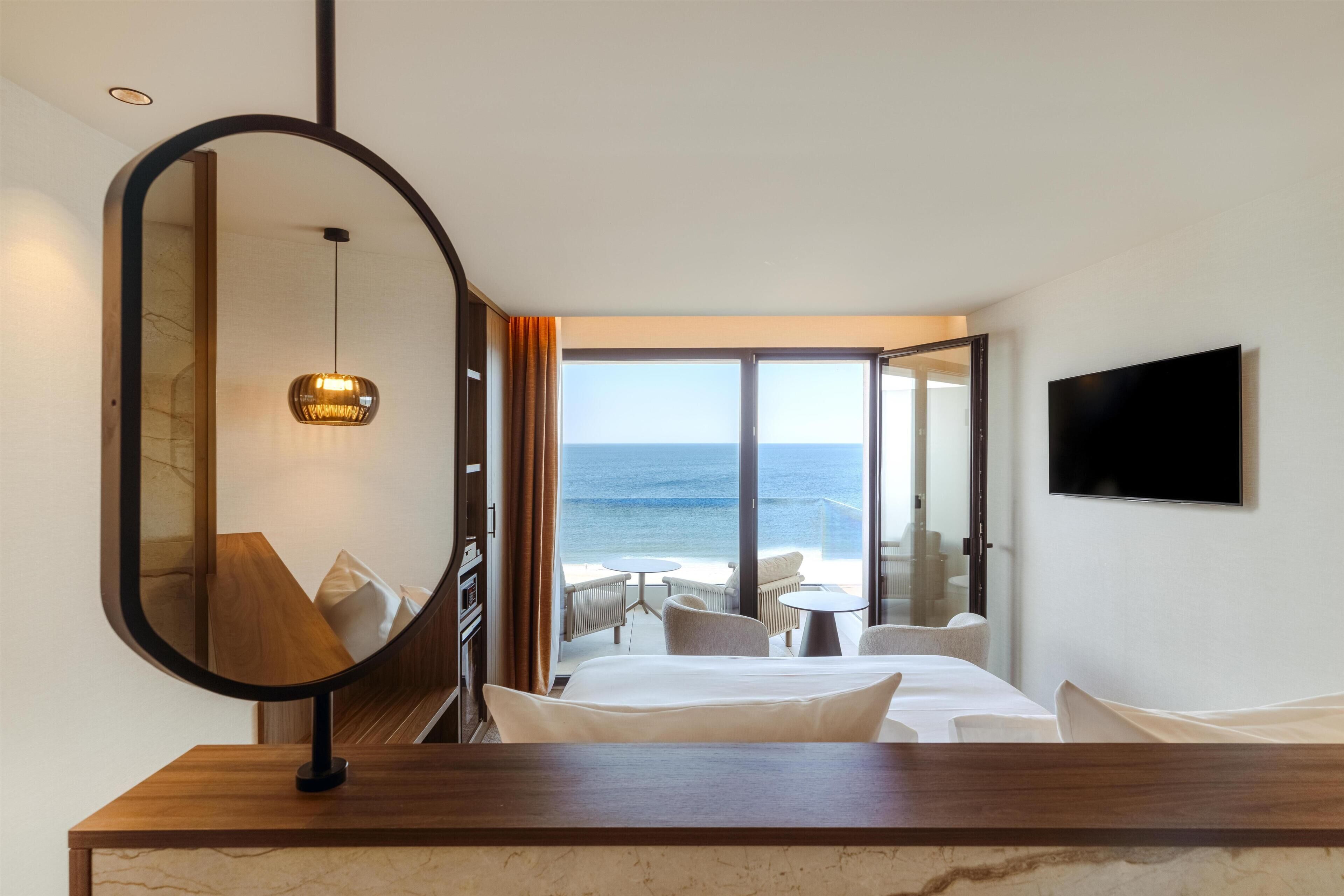 Superior kamer, terras, uitzicht op zee | Italiaanse Frette-lakens, luxe beddengoed, pillowtop-bedden, een minibar