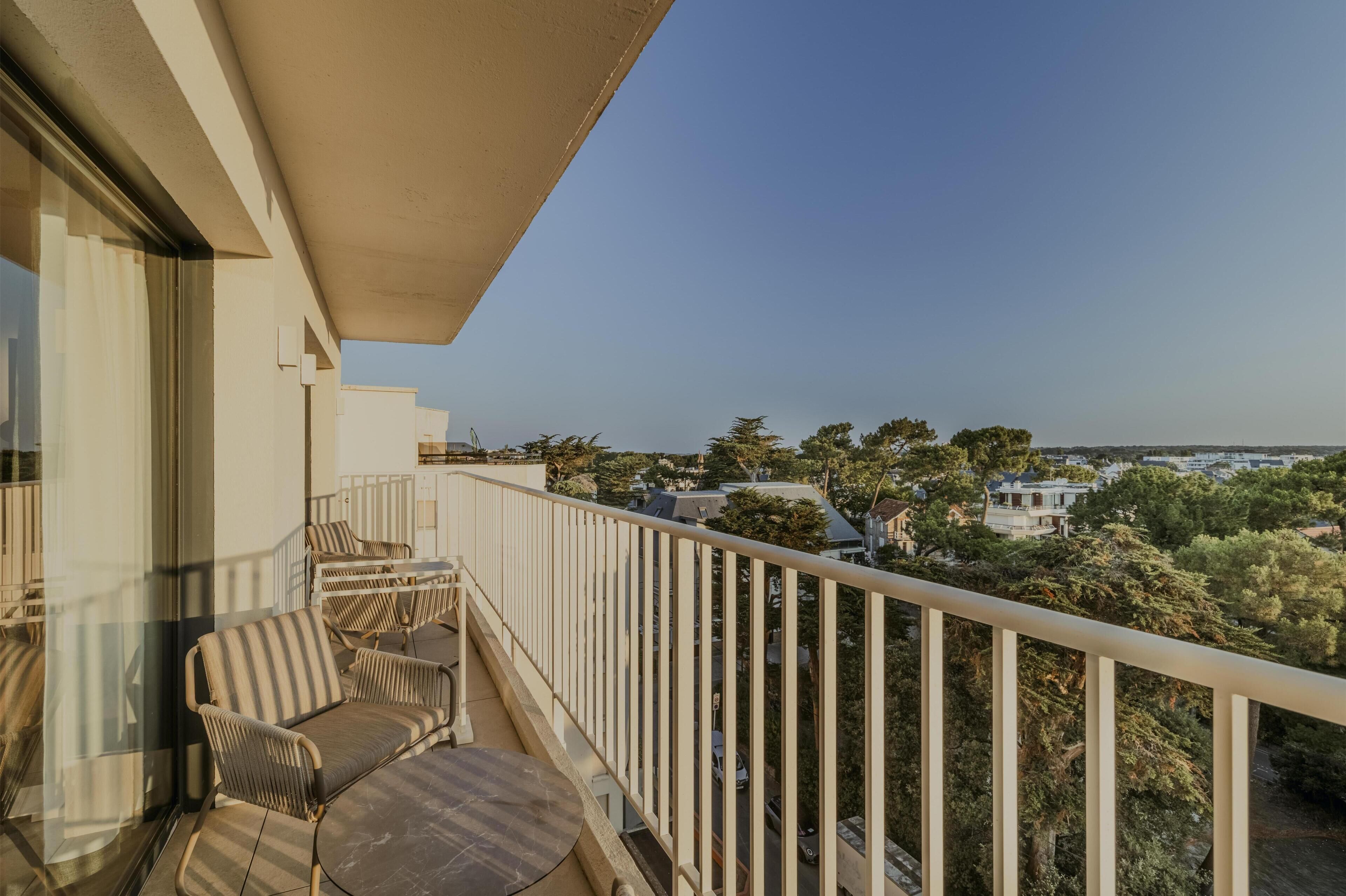 Chambre Supérieure, terrasse, vue pins | Vue de la chambre
