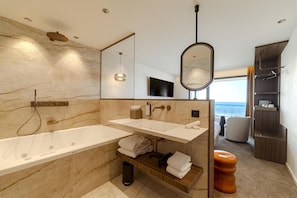 Kamar Premium, teras, pemandangan laut | Kamar mandi | Perlengkapan mandi desainer, pengering rambut, jubah mandi, dan handuk