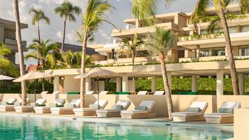 Außenpool, geöffnet von 09:00 Uhr bis 21:00 Uhr, Liegestühle