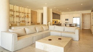 Villa Premium - havsutsikt | Vardagsrum | 60-tums smart-tv med digitalkanaler