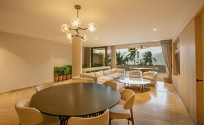 Departamento panorámico, 4 habitaciones, vista al mar, frente al mar | Comedor
