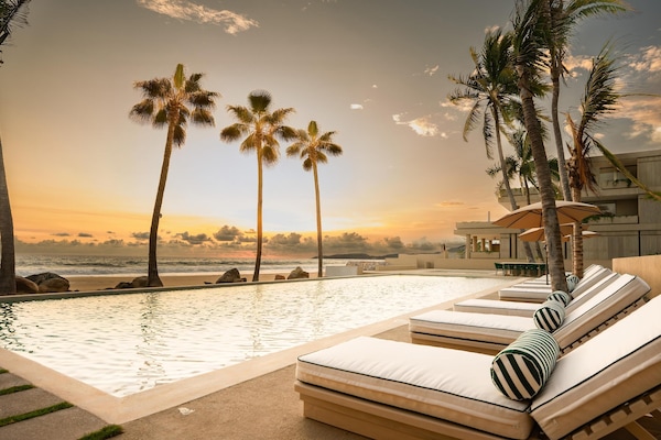 Na praia, espreguiçadeiras