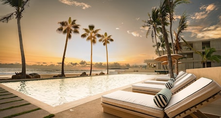 En la playa, sillas reclinables de playa. Anera Villas