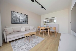 TV, offices - Air-conditioned apartment in Mokotow | Parking and Balcony (Warszawa)