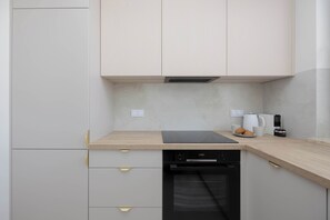 冰箱、微波炉、烤箱、炉灶