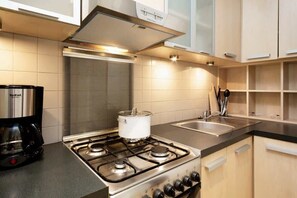 Four, plaque de cuisson, lave-vaisselle, cafetière/bouilloire