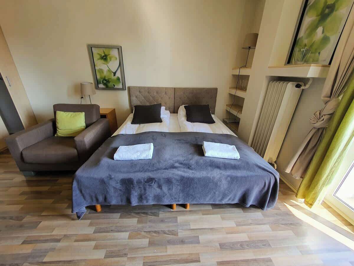 Tabla de planchar con plancha, wifi y ropa de cama 