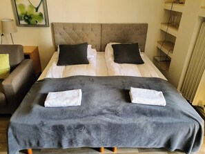 Iron/ironing board, WiFi, bed sheets