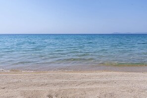 A beach with clear water and a pebbly shore. - Casa Evita by Rentals Pro - Toroni Halkidiki (Sithonia)