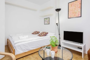 Iron/ironing board, WiFi, bed sheets