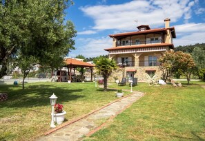 Vista frontal de la propiedad