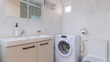 Comfort House (3 Bedrooms) | Bathroom | Shower