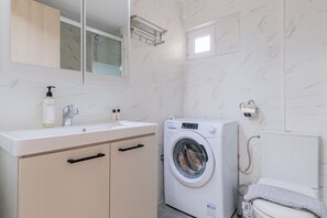 Comfort House (3 Bedrooms) | Bathroom | Shower