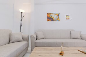 Comfort House (3 Bedrooms) | Living area | TV