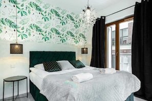 Iron/ironing board, bed sheets