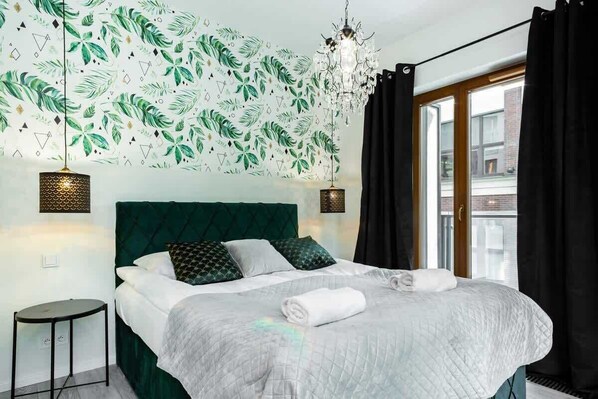 Tabla de planchar con plancha, wifi, ropa de cama