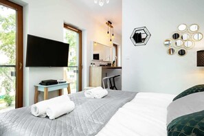 Iron/ironing board, WiFi, bed sheets