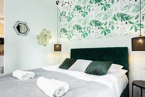 Tabla de planchar con plancha, wifi, ropa de cama