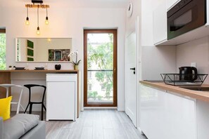 Réfrigérateur, micro-ondes, plaque de cuisson, lave-vaisselle