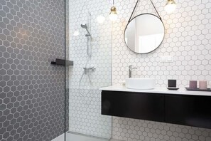Shower, hair dryer, towels, shampoo