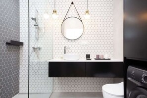 Dusche, Haartrockner, Handtücher, Shampoo