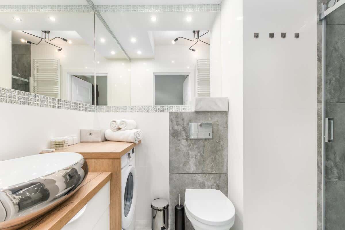 Shower, hair dryer, towels, shampoo
