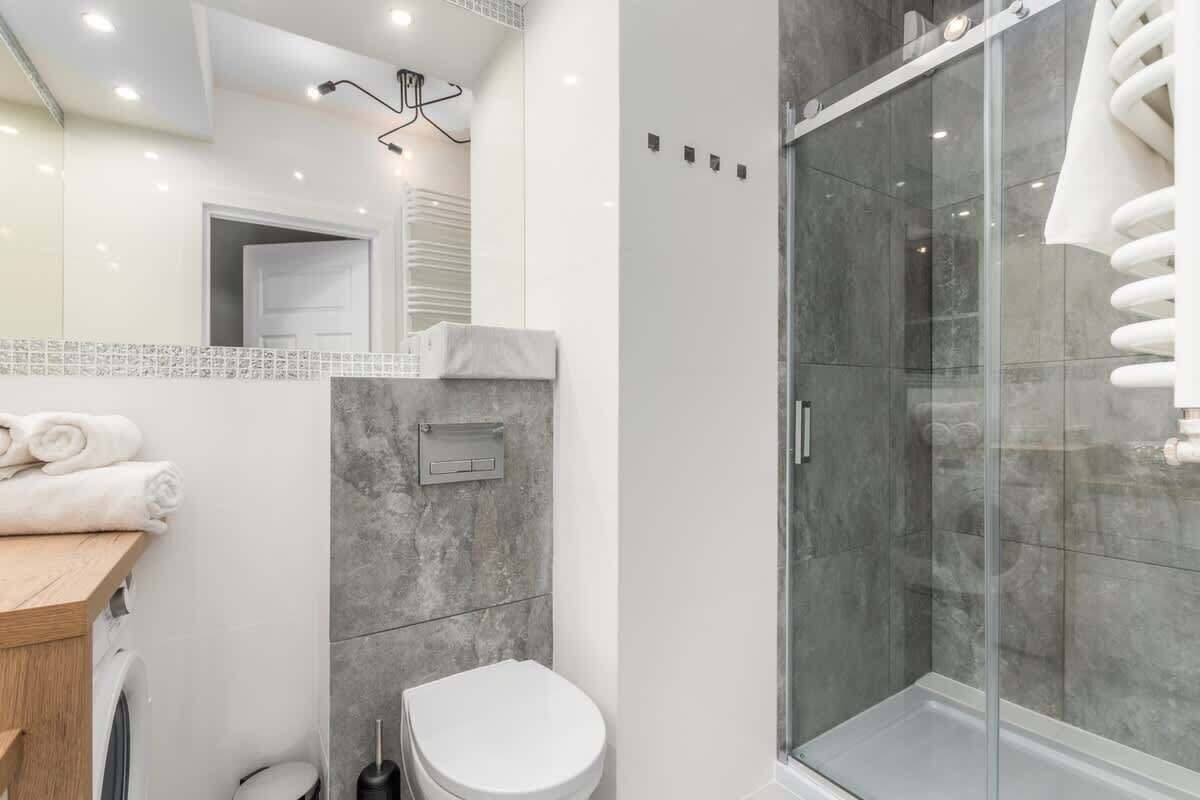 Shower, hair dryer, towels, shampoo