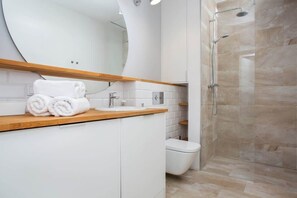 Dusche, Haartrockner, Handtücher