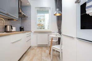 Een koelkast, een microgolfoven, een oven, een kookplaat