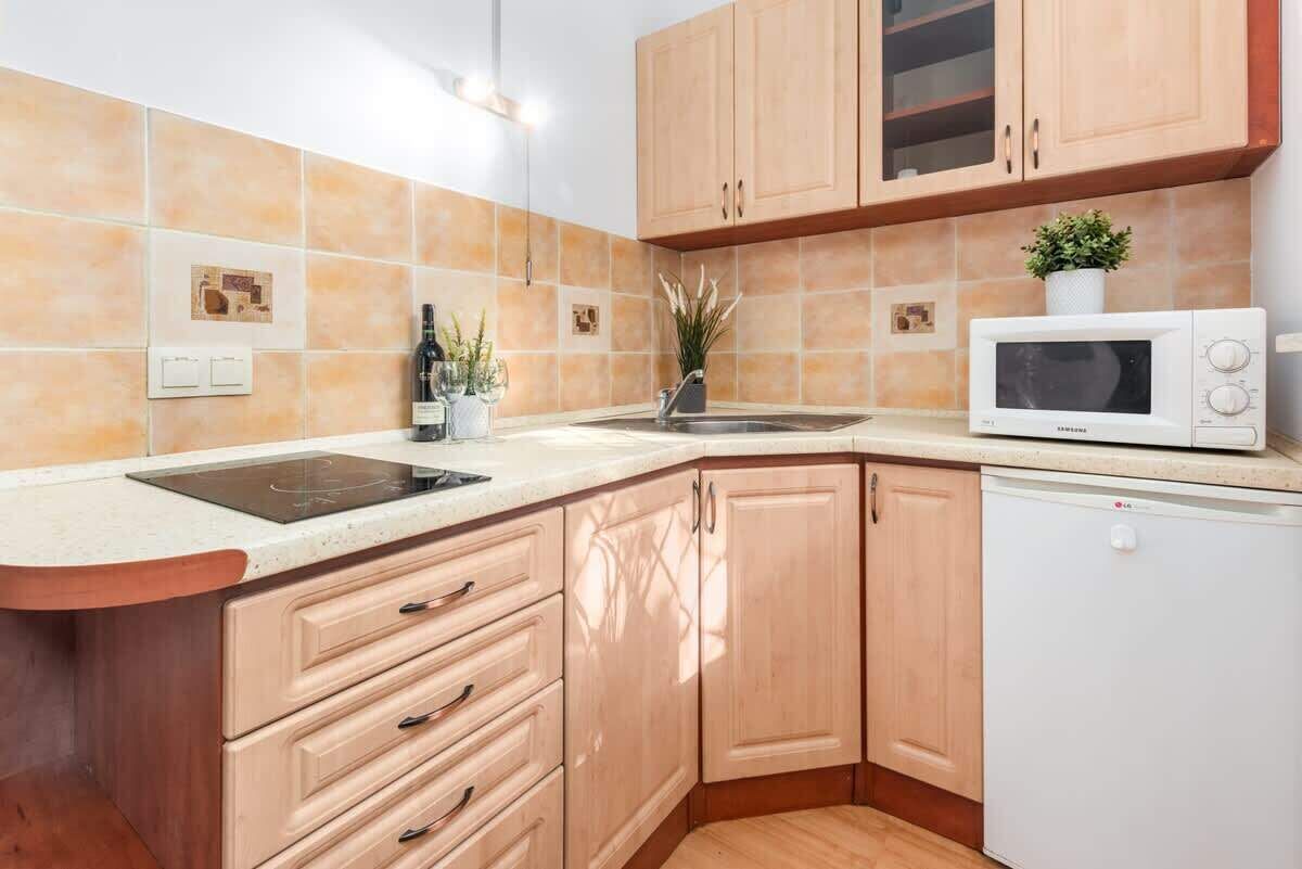 Fridge, microwave, stovetop, cookware/dishes/utensils