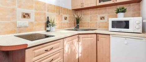 Fridge, microwave, stovetop, cookware/dishes/utensils