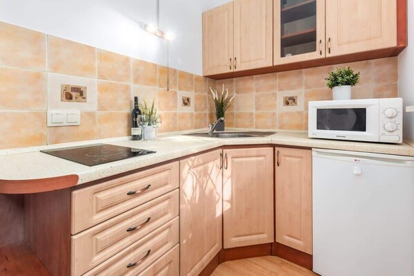 Fridge, microwave, stovetop, cookware/dishes/utensils