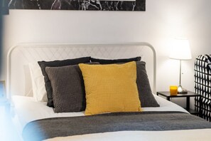 Tabla de planchar con plancha, wifi y ropa de cama 