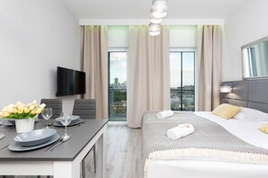 Silitysrauta/-lauta, Wi-Fi, vuodevaatteet