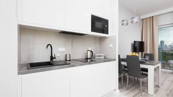 Fridge, microwave, stovetop, dishwasher