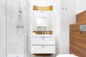 Dusche, Haartrockner, Handtücher, Shampoo