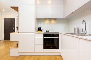 Fridge, oven, stovetop, dishwasher