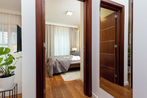 1 habitación, tabla de planchar con plancha, cuna de viaje y wifi 