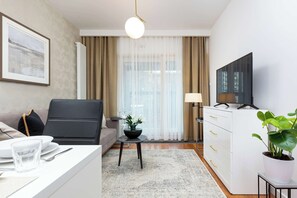 TV, offices - Mennica Residence Warsaw | Lux Business Stay Apartment with Air Conditioning (Warszawa)